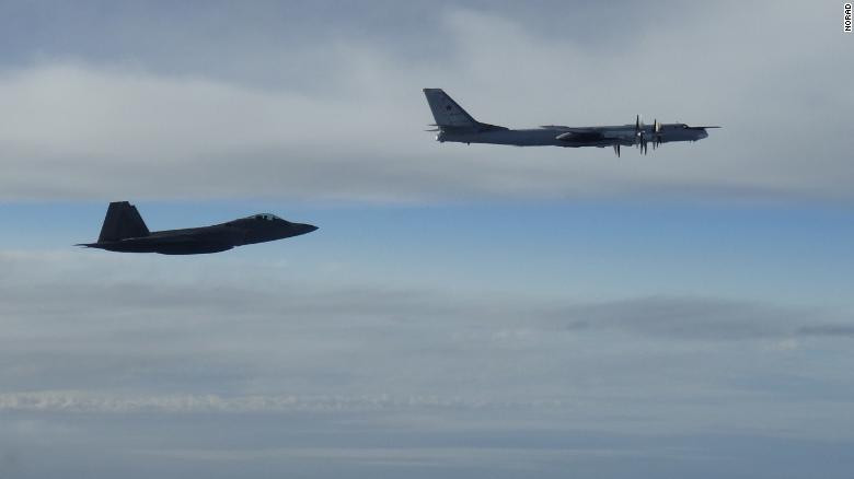 Tiêm kích Mỹ xua đuổi hai oanh tạc cơ Nga bay gần Alaska